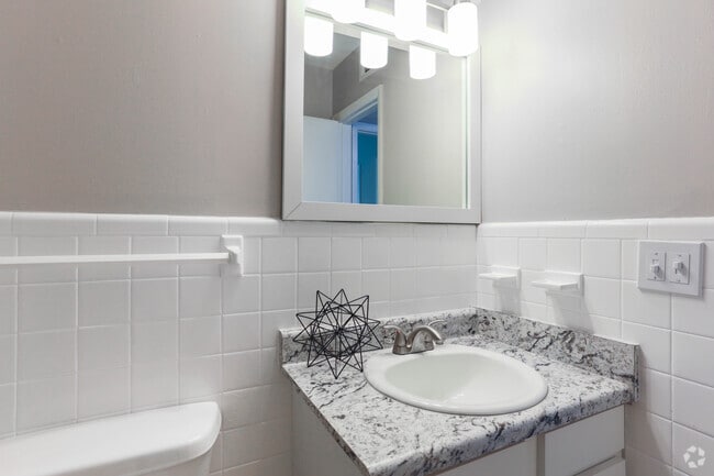 2BR, 1BA - 873 SF