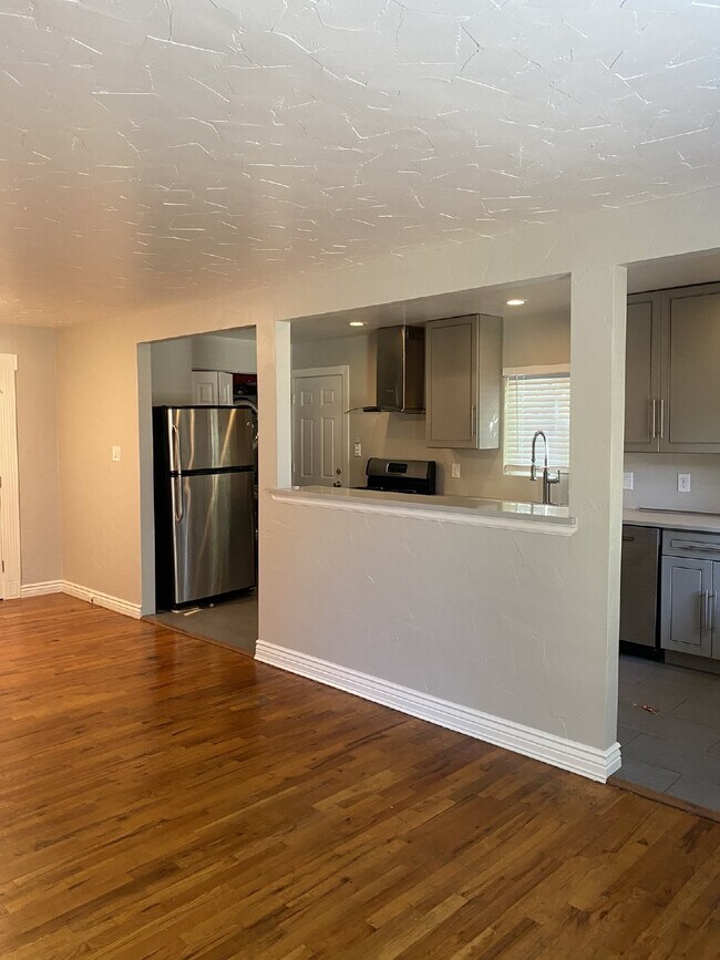 Photo - MOVE IN SPECIAL: Move in before November 2...