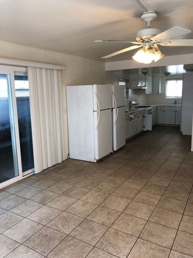 Building Photo - 6681 Del Playa Dr Unit 1