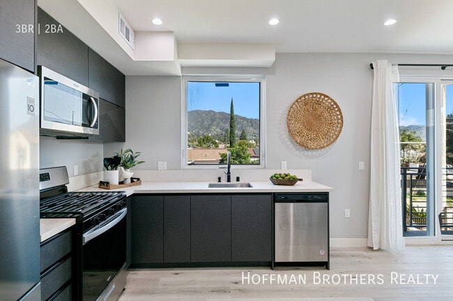 Photo - 13621 N Fellows Ave Unit 13621