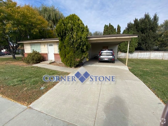 Building Photo - Cozy Home on a Large Corner Lot!