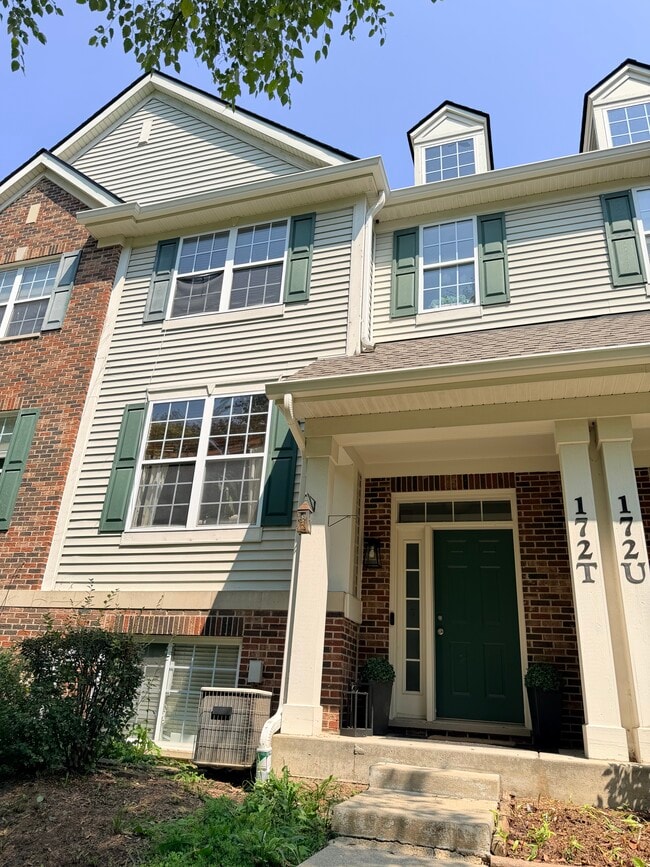 172 N East River Rd