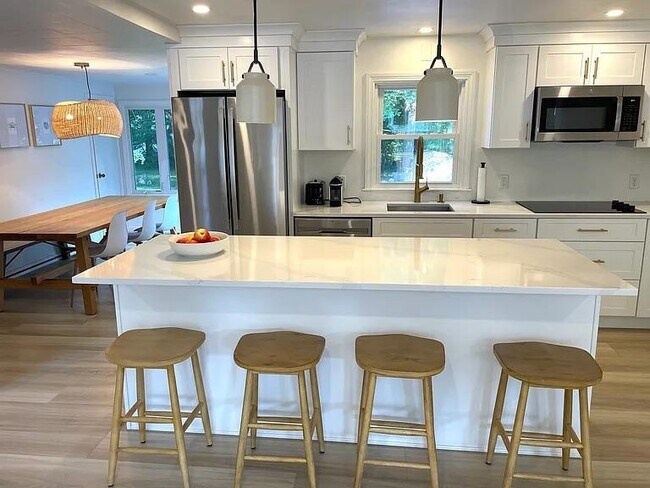 Photo - 370 Wallis Rd