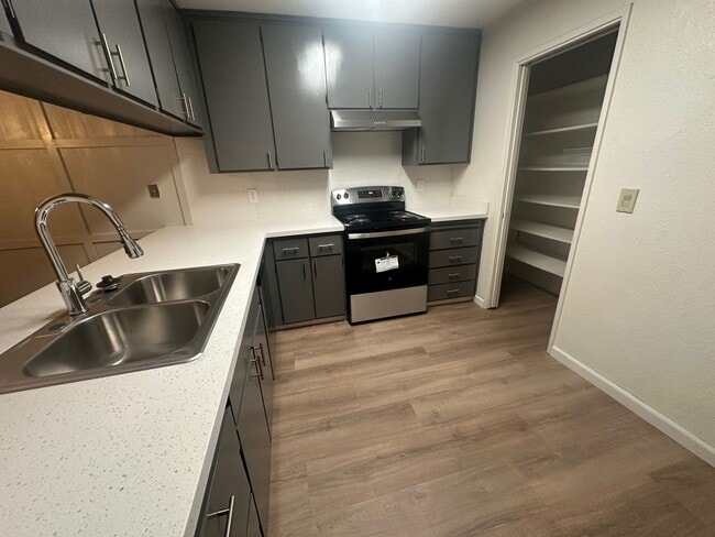 Building Photo - Desirable Duplex Unit with Lincoln Schools