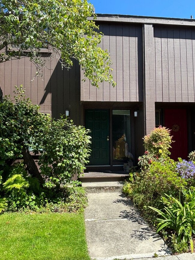 STUNNING NEWLY REMODELED CONDO WITH POOL &... - STUNNING NEWLY REMODELED CONDO WITH POOL &...