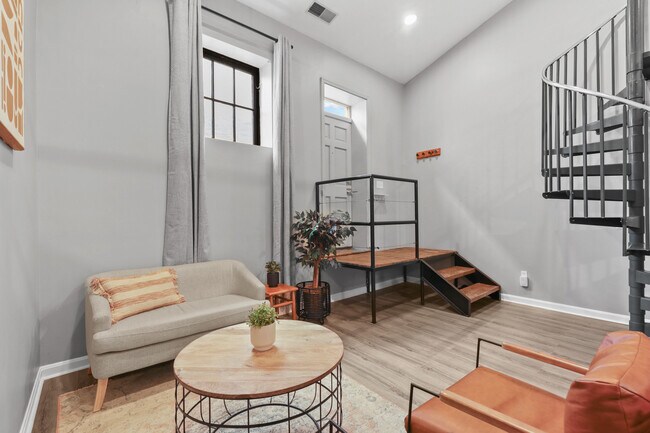 Photo - 404 Grindall St