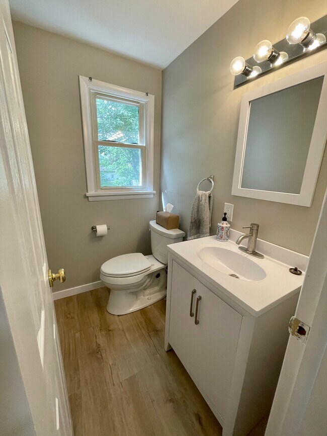 Half bath on first floor - 2591 Buffalo Rd Unidad 1