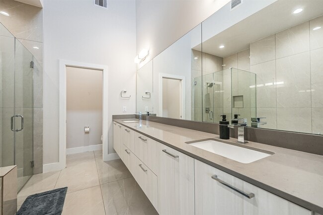 Photo - 2136 Dennis St