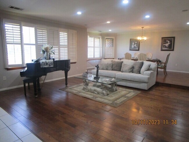 Photo - Beautiful 5 Bedroom, 3 Bathroom House with...