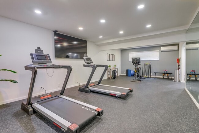 Mini Gym - Apartment Complex Near SoFi Stadium with Pool, BBQ Area, Gym and Parking.