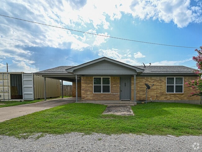 Building Photo - Charming Country Home 2 Bed 1.5 Bath