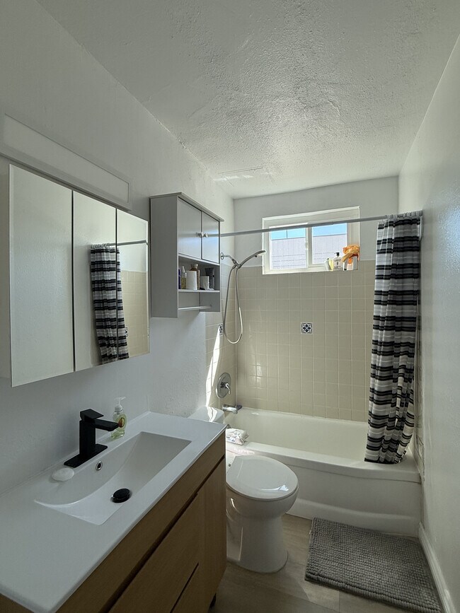 Bathroom - 14930 Magnolia Blvd