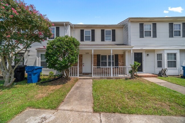 Building Photo - 2 Bed | 1.5 Bath | Private Backyard | Prim... Rental