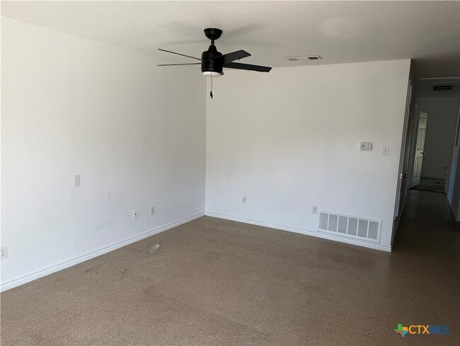 Photo - 809 W Avenue D