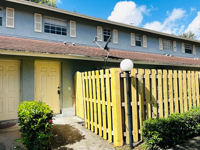 Building Photo - 421 Cypress Way W