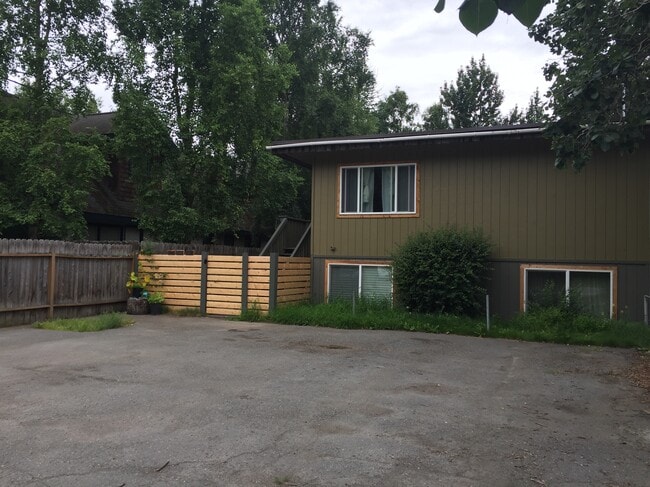 Shared parking- tandem style - 2536 Forest Park Dr Unit 1 room 5