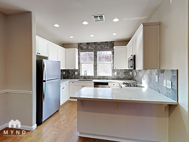 Photo - 398 Metro Ln