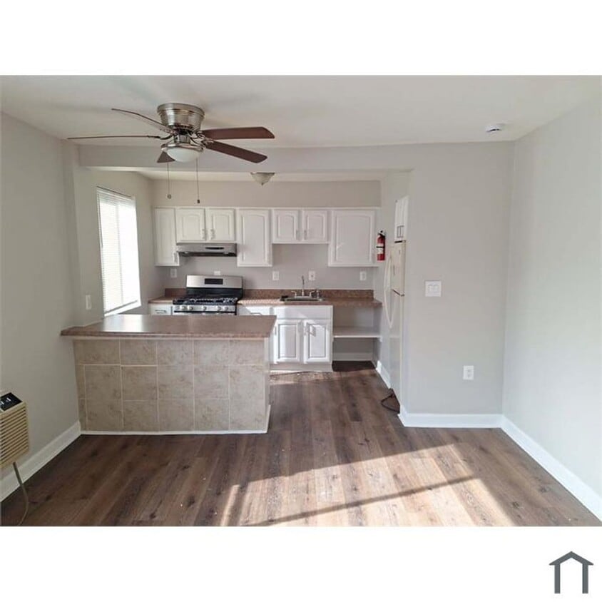 Top-Floor 2-Bedroom Condo in Southwest DC ... - NEWLY AVAILABLE - RENOVATED 2 BR UNIT IN T...