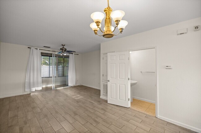 2BR Townhome in Wynchase | Dual Suites + Screened Lanai