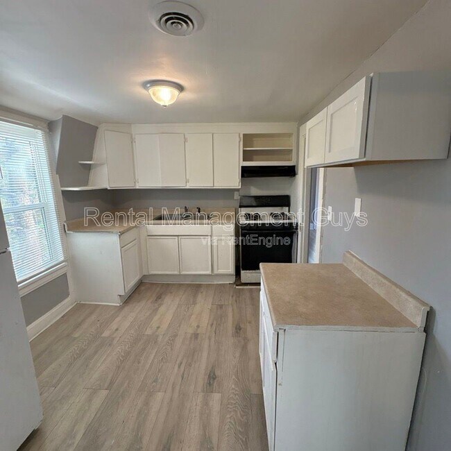 Building Photo - 4216 N Bryant Ave