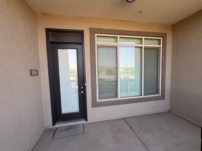 Building Photo - 2 Bedroom - 2 Bath - Garage - 940 Sq. Ft. Condo Tempe Town Lake Condos