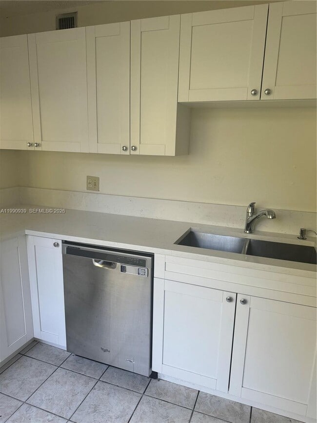 Photo - 9450 Live Oak Pl Unidad 305