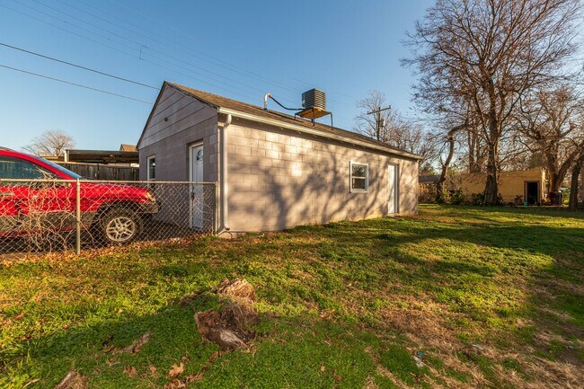 Photo - N Lewis Pl Triplex Unidad 2410 E Oklahoma St - 1345 Back