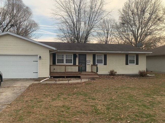 Building Photo - MOVE IN READY!!