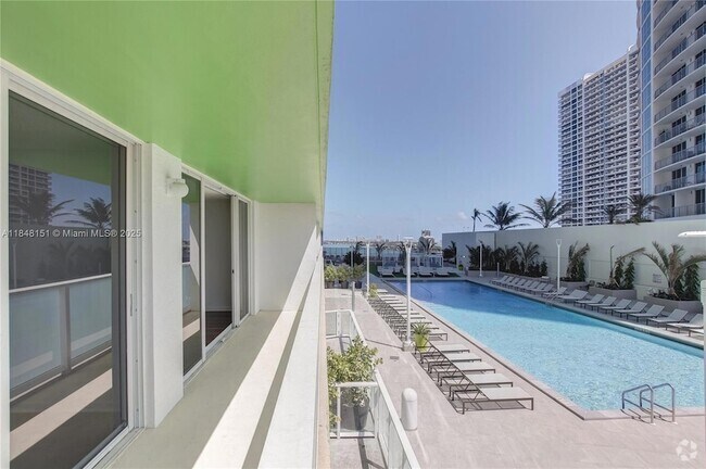 Building Photo - 1756 N Bayshore Dr Unit 14I Rental