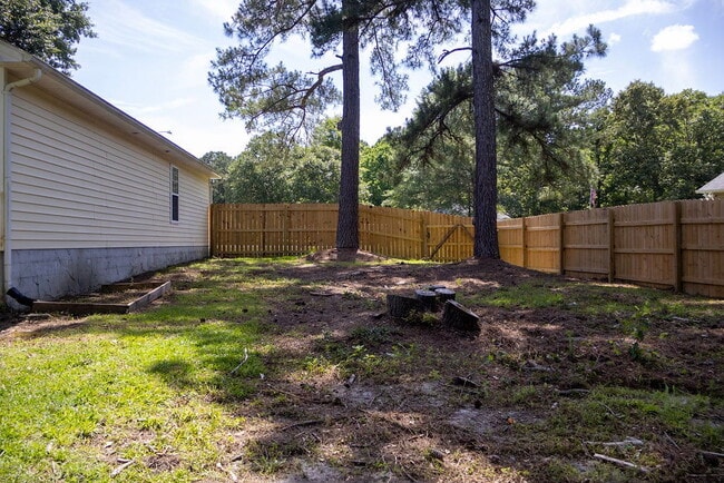 Photo - 3 bedrooms, Fenced in backyard, 12x24 shed, NO breed restrictions!