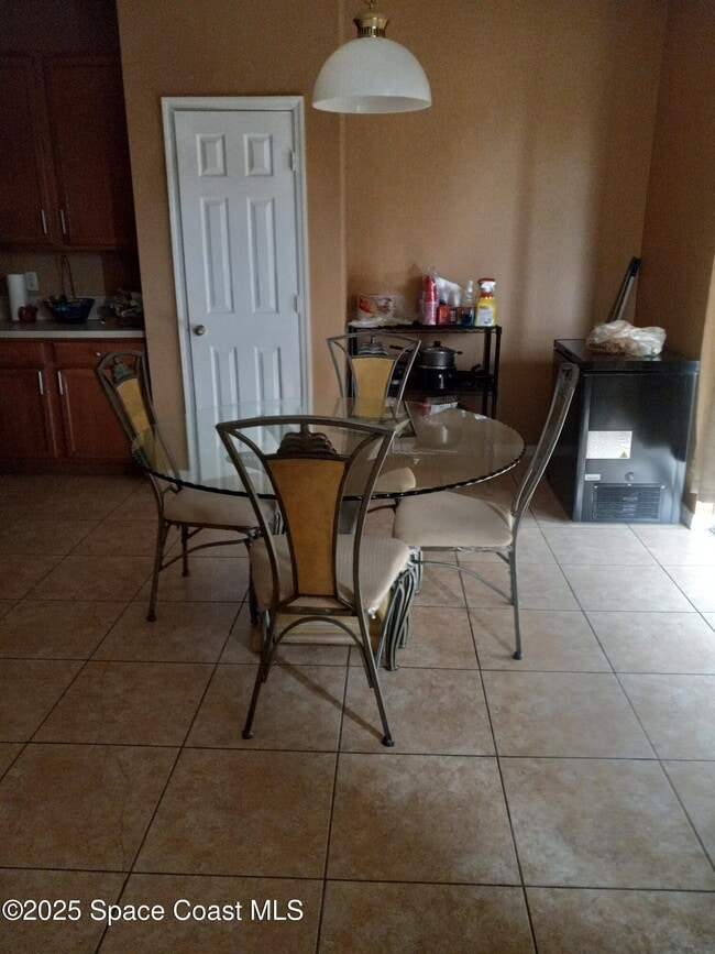 Photo - 561 Lambert St SW