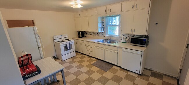 Photo - 528 Broadway St