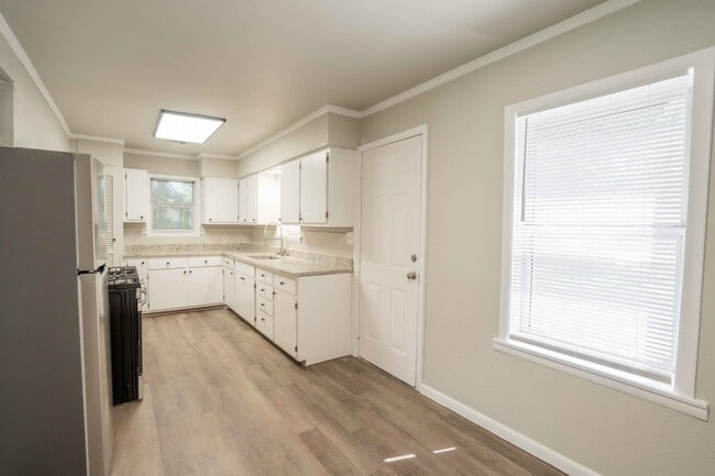 Photo - 3 Bed | 1 Bath in Midtown!