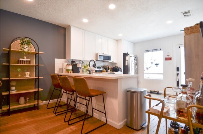 Photo - 219 W 30th St