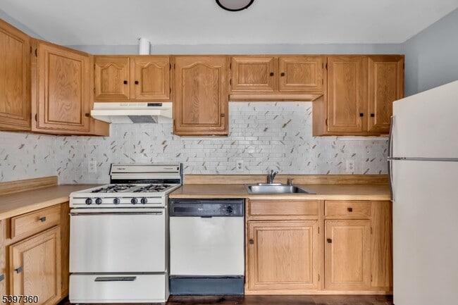 Building Photo - 1595 E 2nd St Unit 2