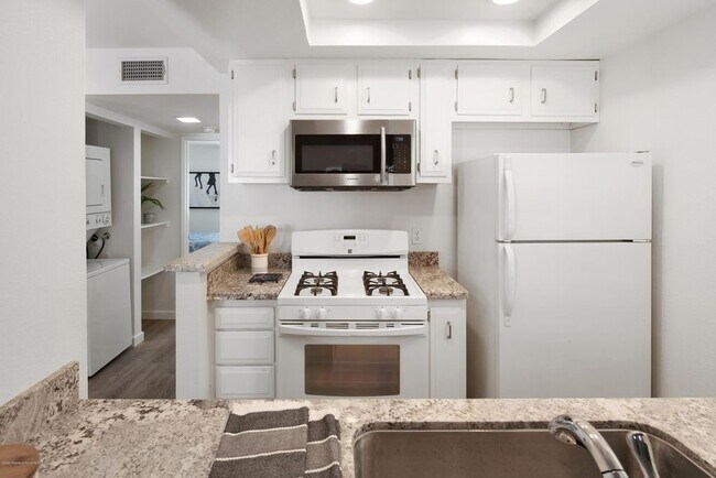 Photo - 2660 Lake Ave Unit 4