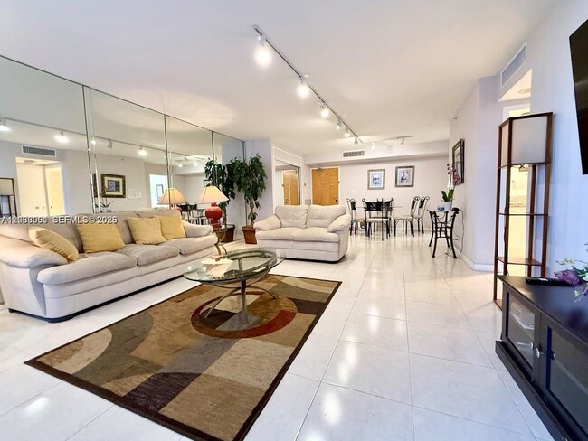 Building Photo - 9195 collins Ave Unit 512