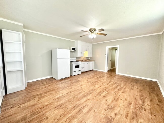 Building Photo - 2615 N Elm St Unit 5