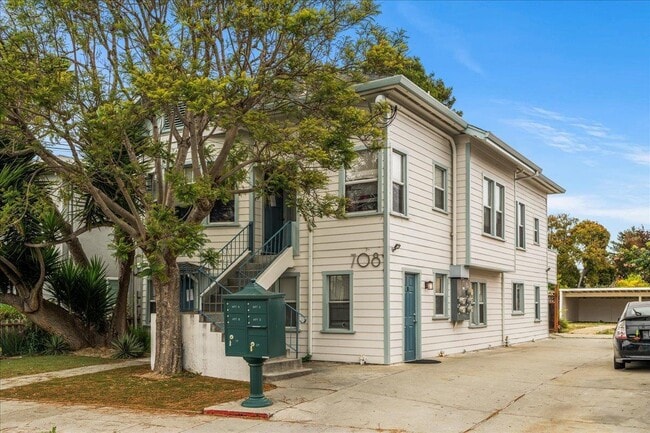Building Photo - Updated 1 bed / 1 bath, conveniently located on the Westside, near the beach, UCSC & downtown Unit D