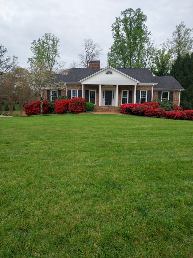 Building Photo - Beautiful 5 Bedroom 3 Bathroom House on Country Club Golf Course!