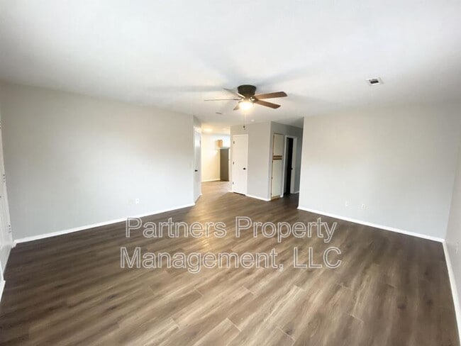 Photo - 5705 Sara St