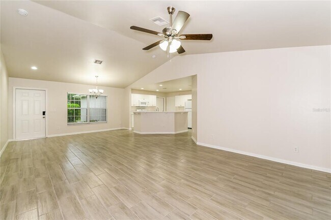 Photo - 1057 Lilac St E