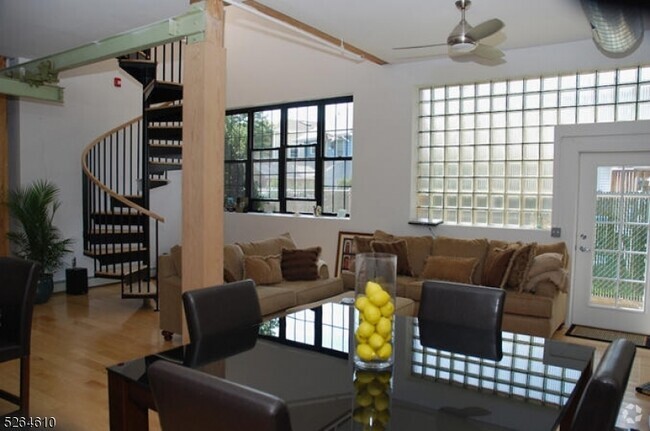Building Photo - 988 Johnson Pl Unit 4 Rental