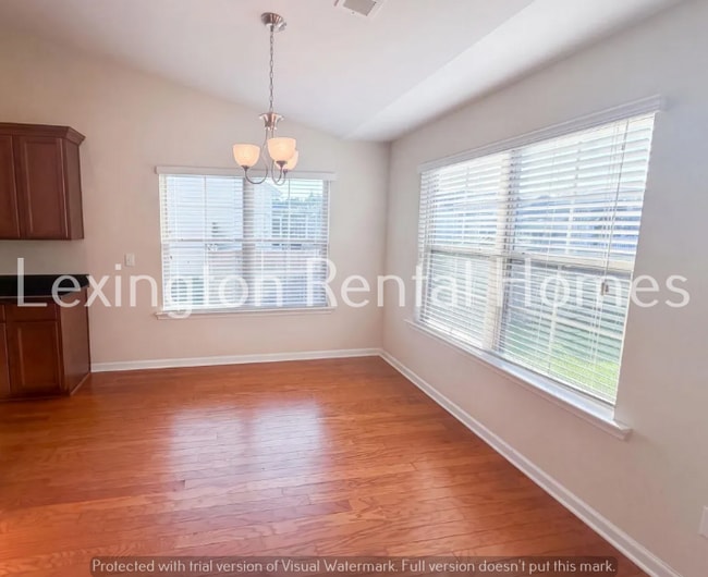 Photo - 152 Castlefield Dr