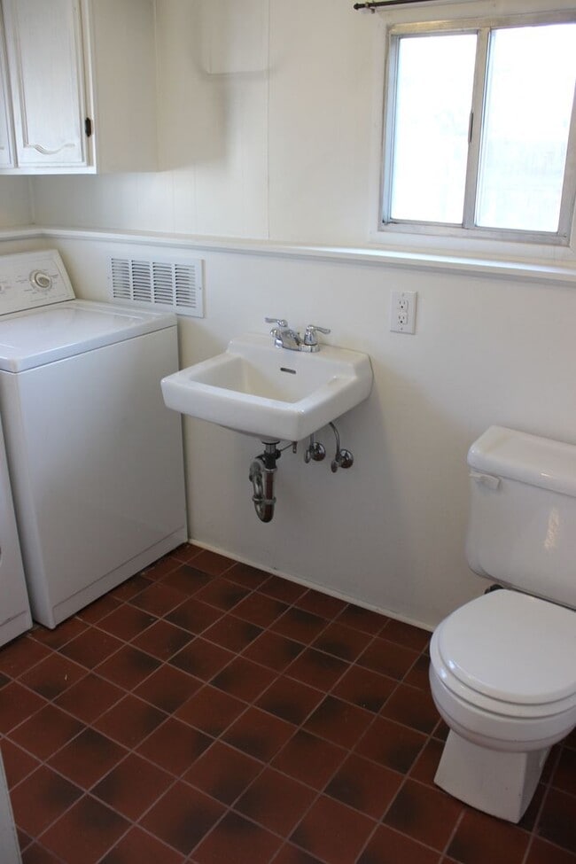 1407 Danforth Ave