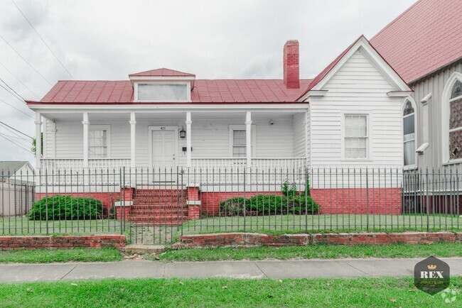 Building Photo - Beautiful 2 Bedroom Home with Stainless St...