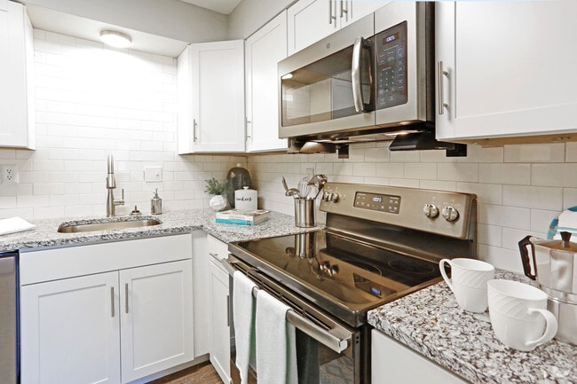 2BR, 1.5 BA - 900 SF - Kitchen - The Harper