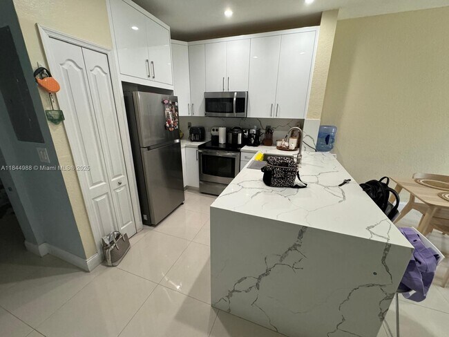 Photo - 17620 NW 73rd Ave Unidad 206-17 Rental