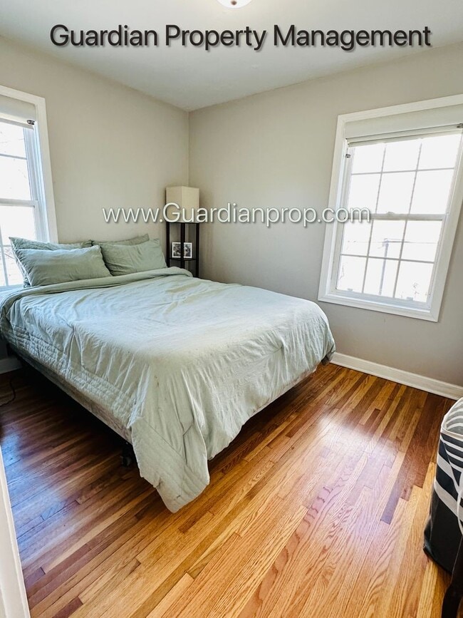 Building Photo - St Louis Park Single Family Home, 2 Car Garage, Fenced Yard, Gas Fireplace, Dishwasher