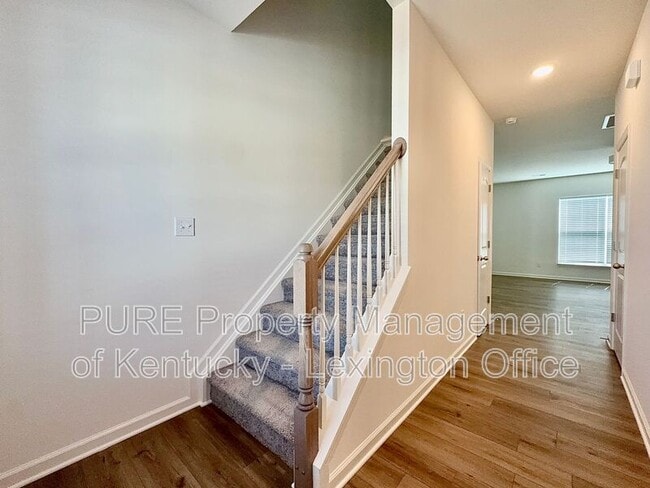 Photo - 852 Halford Pl